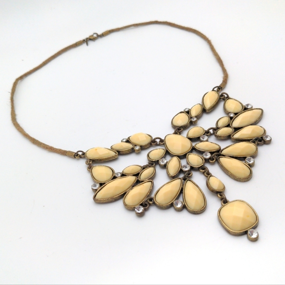 Vintage Cream Bibb Statement Necklace - Picture 5 of 16